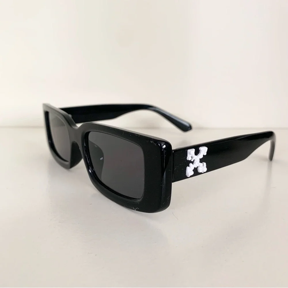 New square Black sunglasses